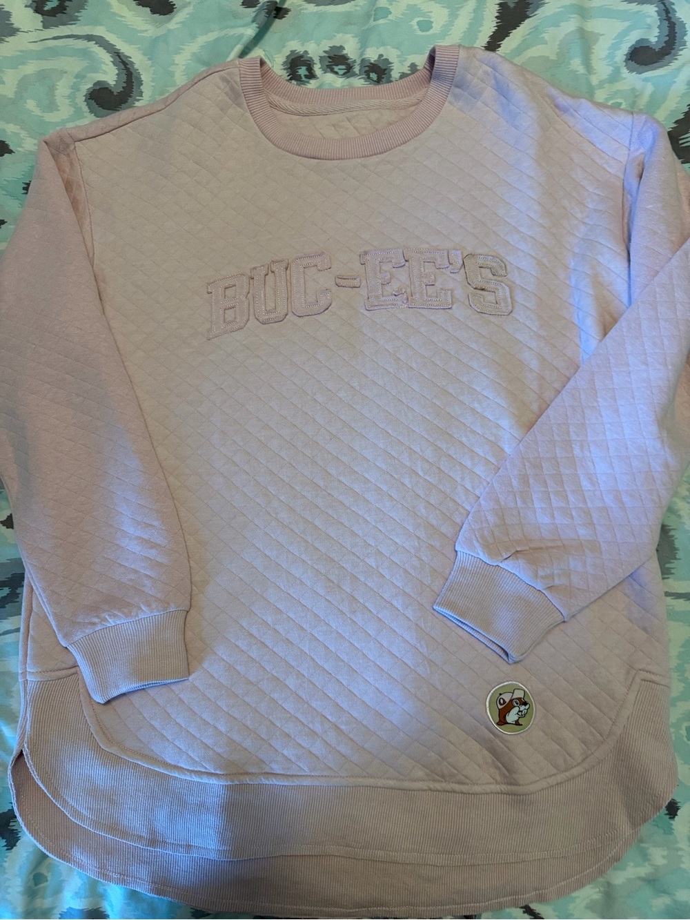 Buc-ee's Quilted Pullover Sweatshirt in Light Pink